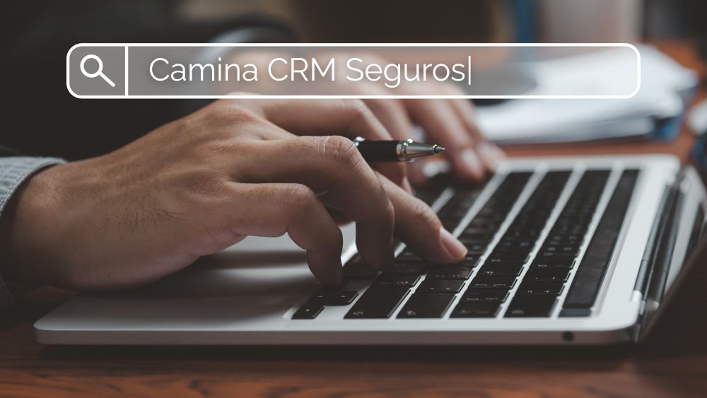Agente de seguros en su computadora buscando soluciones como CRM para organizar su operación y procesos